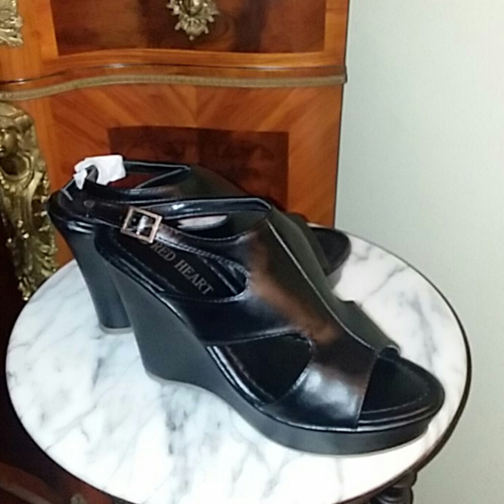 NIB! 4.2 inch  Black wedge with platform and ankle strap w/ buckle